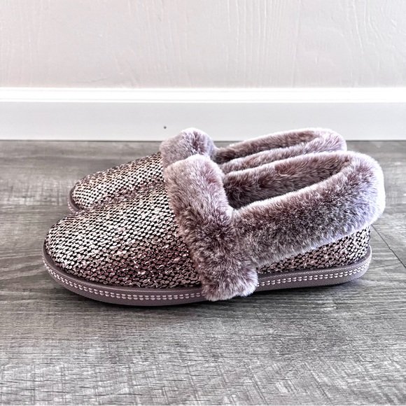 Skechers Women’s Metallic Rose Gold Pink Soft Slippers - Picture 2 of 5